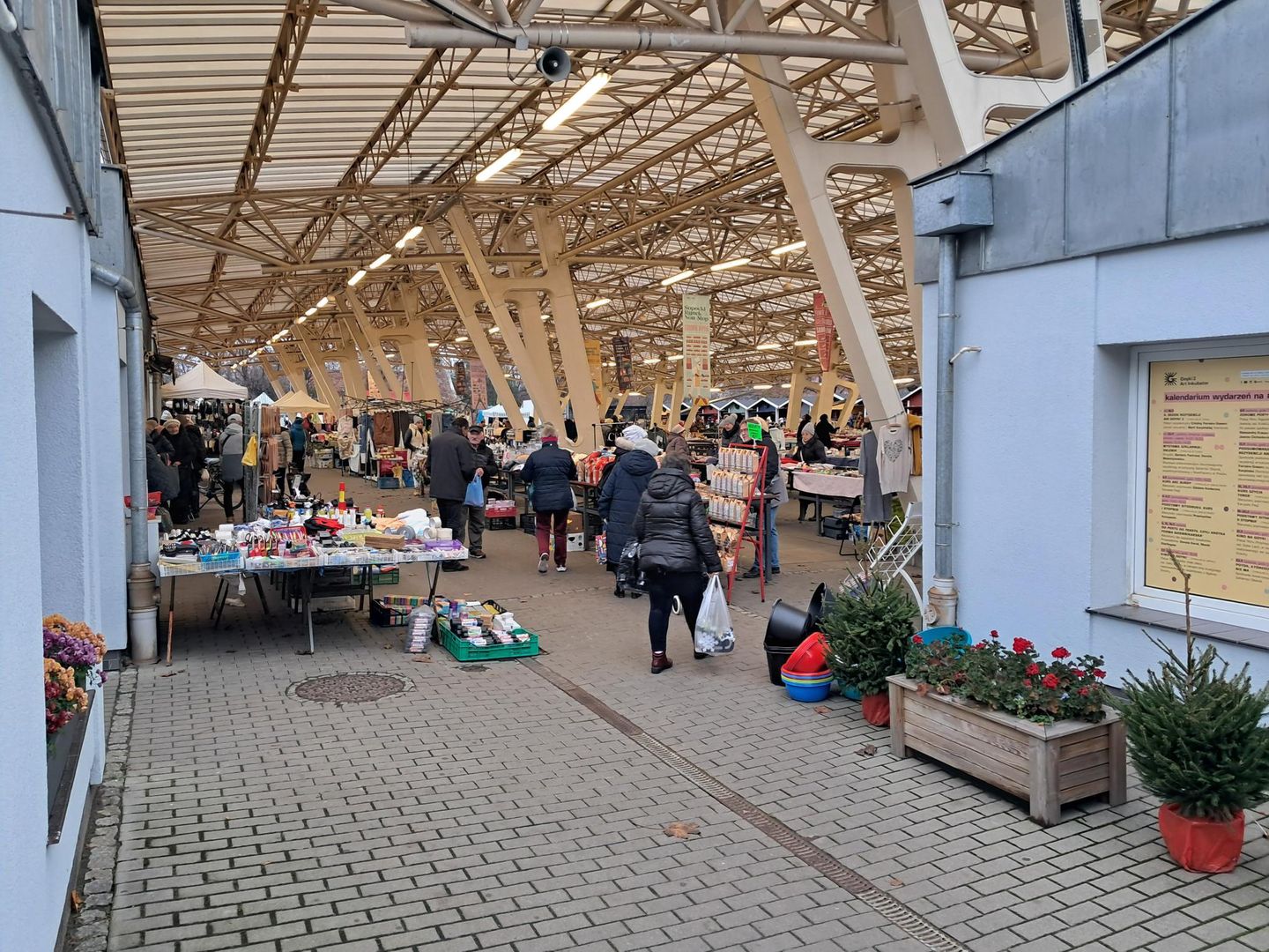 Na bazarku liczba klientów nie jest wysoka.