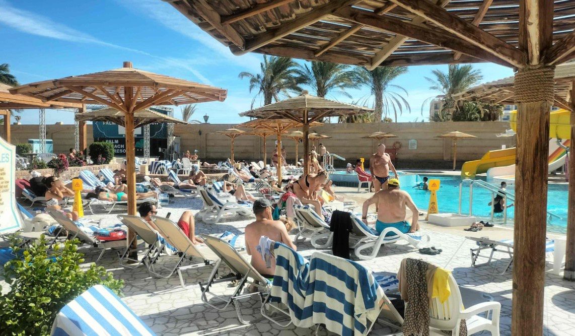 Międzynarodowa bijatyka. Pokłócili się o leżaki na basenie w Egipcie