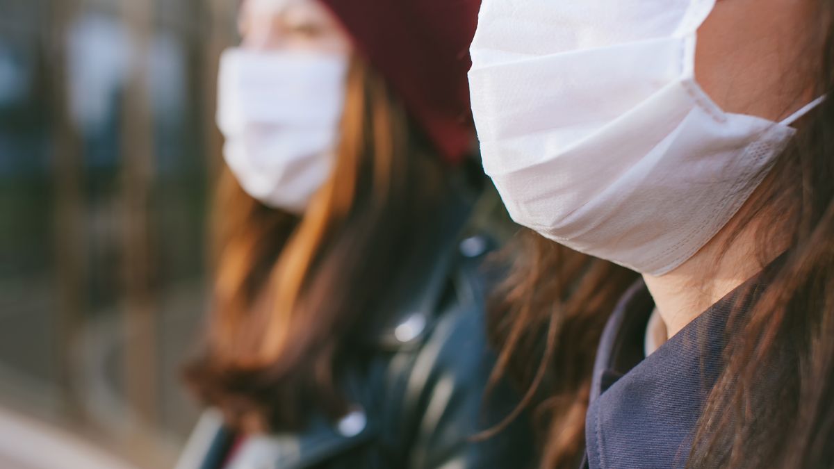 koronawirus covid pandemia ludzie maseczki obostrzenia maseczka