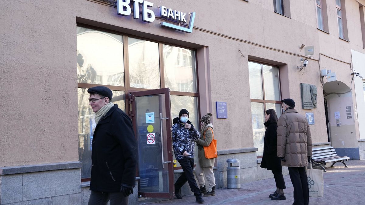 Rosyjski bank centralny nakłada limit wypłaty gotówki w obcych walutach.