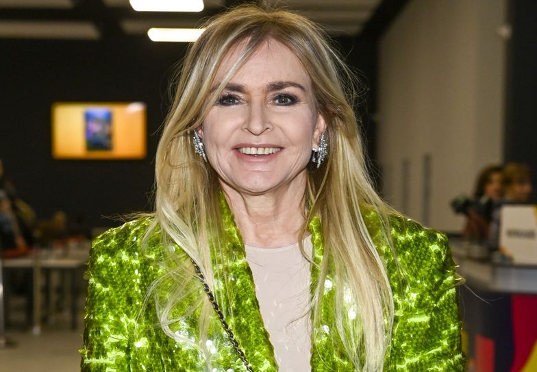 scena z: Monika Olejnik, SK:, , fot. Kurnikowski/AKPAbestseller, Bestsellery Empiku 2022, damskie, Empik, kobieta, komplet z cekinami, komplet zielony, luty 2022, marynarka zielona, marynarka seledynowa, marynarka z cekinami, spódnica zielona, spódnica krótka, spódnica z cekinami, Monika Olejnik