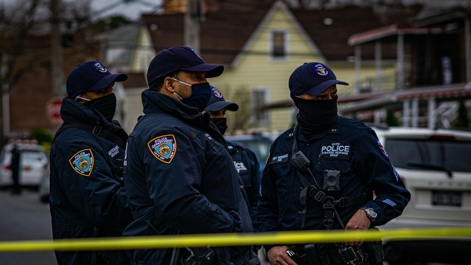 Policjanci ?ledczy postrzeleni na BronksieIn the Wakefield section of the Bronx about 5:30 a.m.on December 4, 2020, two U.S. Marshals were shot as they were executing a warrant for a suspect wanted for wounding a Massachusetts State Trooper. An NYPD Detective was also injured. The suspect was shot and killed at the scene. The two deputy marshals were treated at a hospital and were expected to recover. Bronx, New York, USA (Photo by Steve Sanchez/Sipa USA).Steve Sanchez