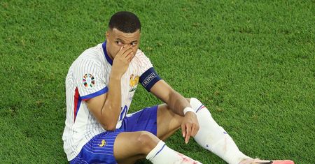 Kylian Mbappe usiadł na murawę i się zaczęło. "To nie jest w porządku"