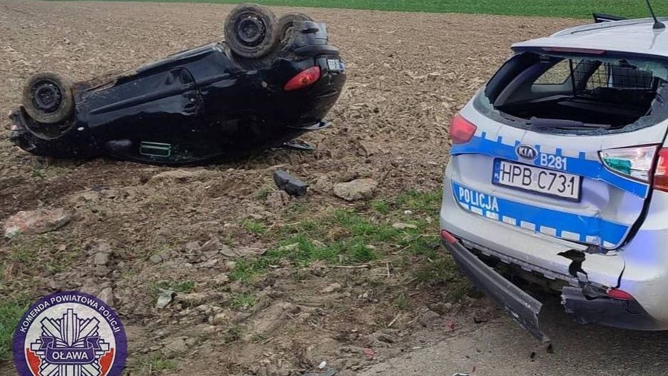 Peugeot uciekał przed policją i staranował radiowóz