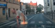 Wyszedł na ulicę, prosto przed maskę samochodu. Kierowca nie wytrzymał