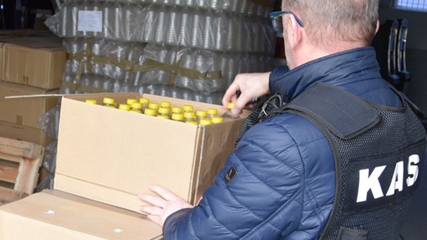 KAS przekaże szpitalom tysiące litrów spirytusu z przestępstwa, który będzie można przerobić na płyn do dezynfekcji.