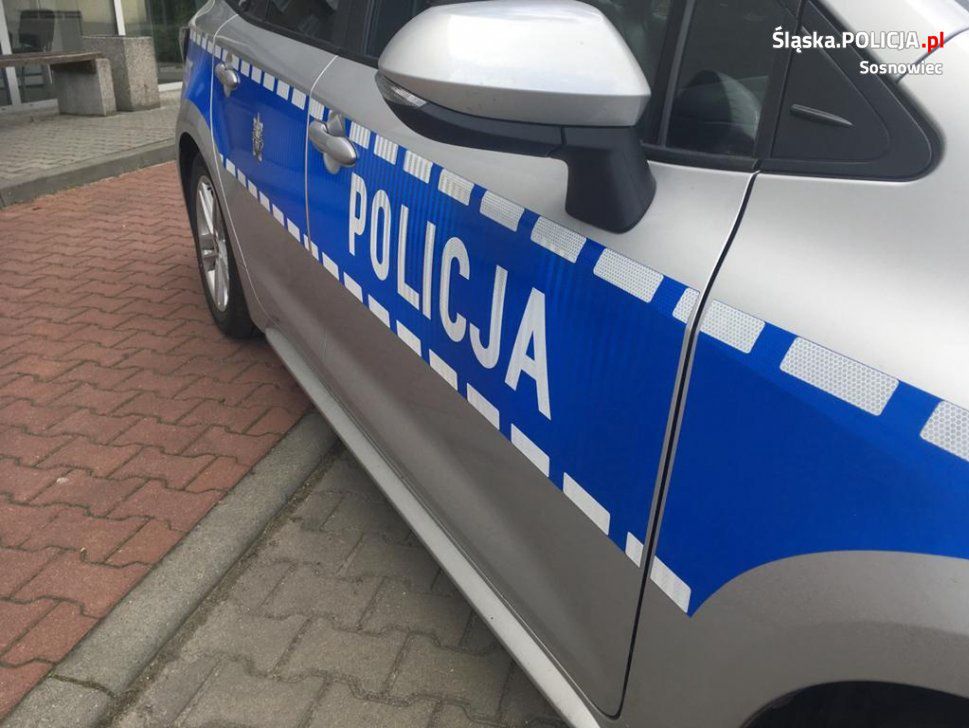 Śląskie. Policjanci w Sosnowcu udzielili pomocy chorej na Covid-19 seniorce. 80-letnia kobieta trafiła do szpitala.
