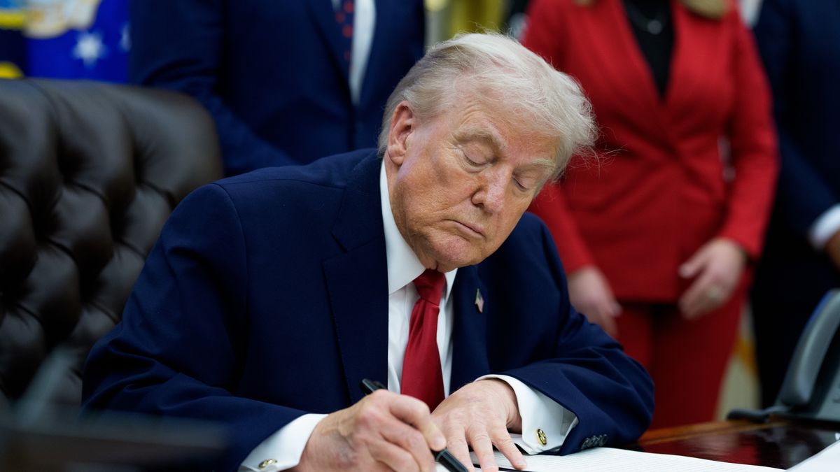 Trump announces White House Initiative to tackle drug addiction
epa12691736 United States President Donald J Trump signs an Executive Order creating the 'Great American Recovery Initiative' to tackle drug addiction in the Oval Office of the White House in Washington, DC, USA, 29 January 2026.  EPA/AARON SCHWARTZ / POOL 
Dostawca: PAP/EPA.
AARON SCHWARTZ / POOL
45th President, white house, US politics, Drugs