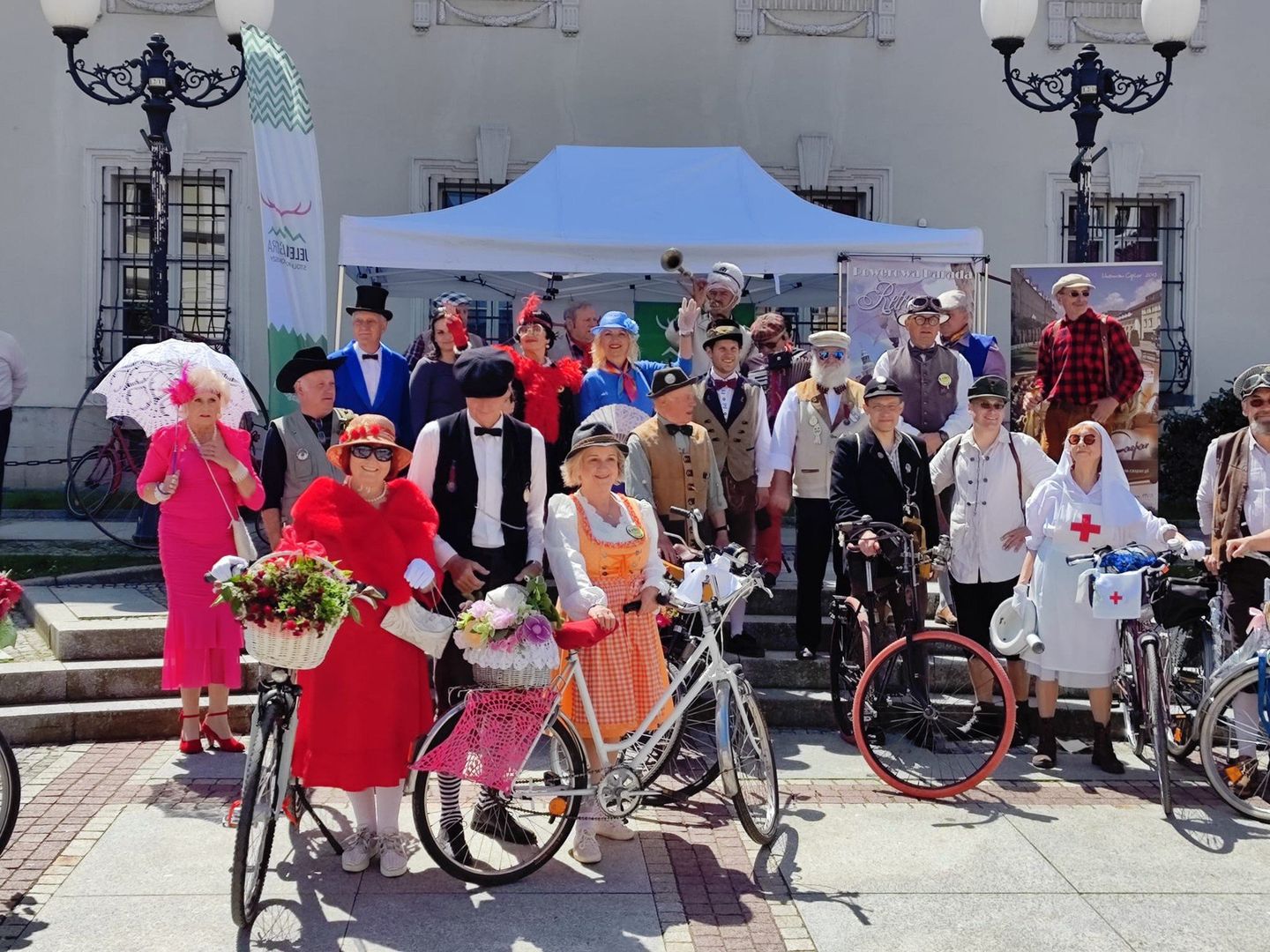 Rowerowe parady retro mają długą tradycję w Jeleniej Górze. Każdy dobrze się na nich bawi