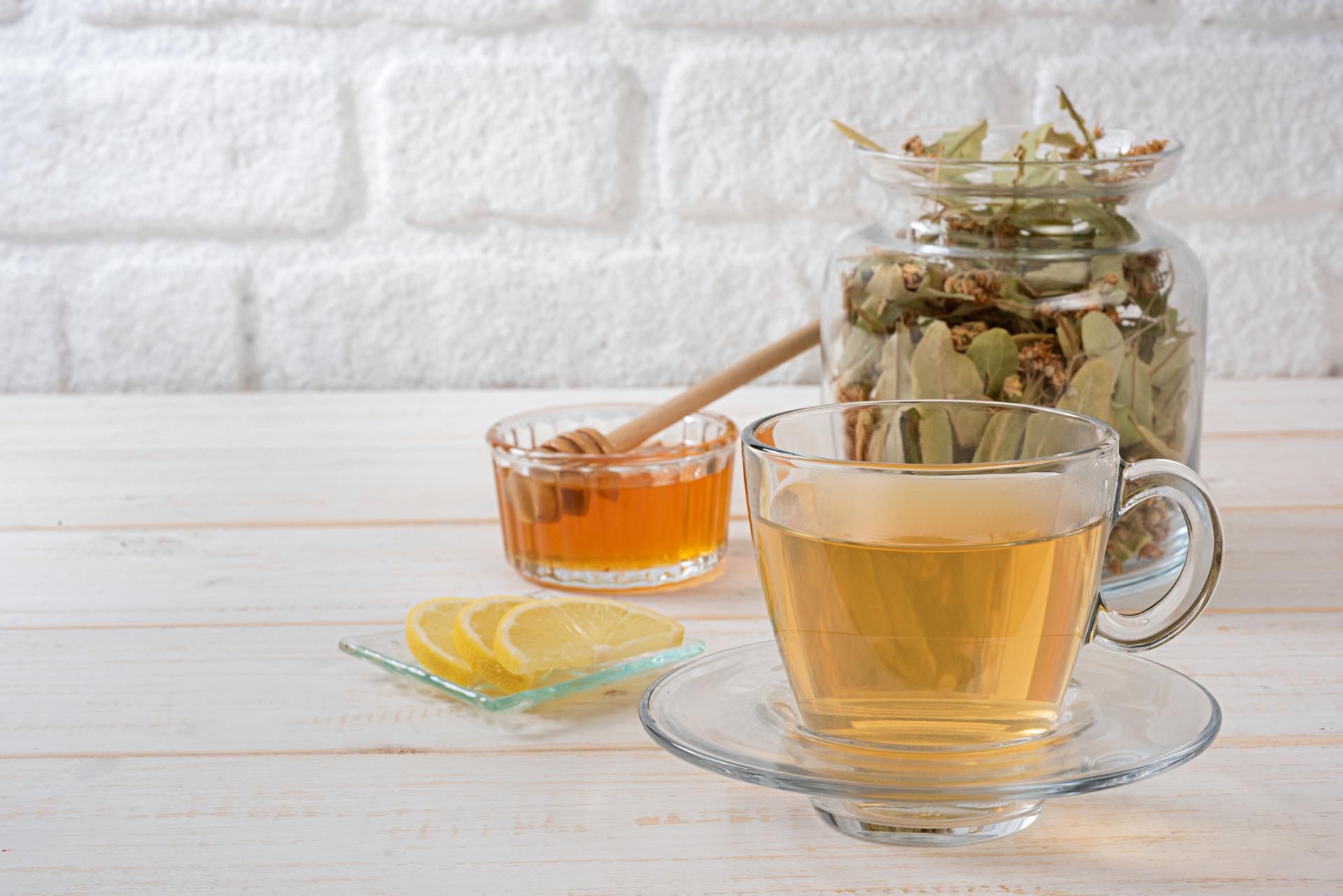 Herbata z lipy działa najlepiej z malinami, miodem lub cytryną