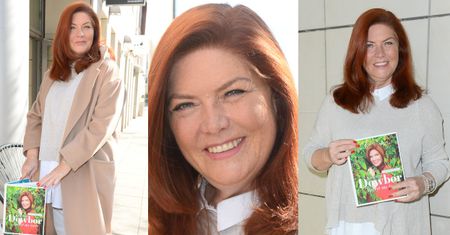 Pocieszna Katarzyna Dowbor pozuje z nową książką