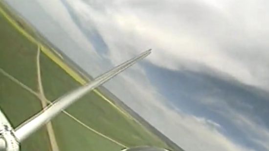 Lot pomiędzy łopatami turbin wiatrowych [wideo] 1