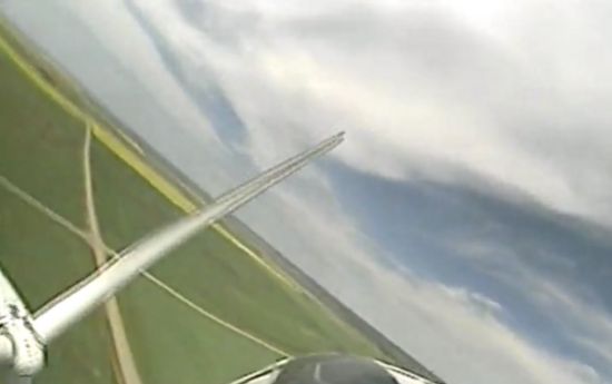 Lot pomiędzy łopatami turbin wiatrowych [wideo]