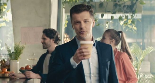 Radosław Kotarski i pobudzająca kawa reklamują pożyczkę w Banku Millennium (wideo)