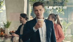 Radosław Kotarski i pobudzająca kawa reklamują pożyczkę w Banku Millennium (wideo)