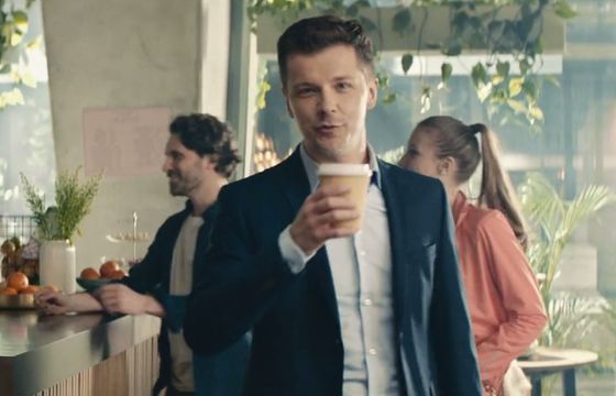Radosław Kotarski i pobudzająca kawa reklamują pożyczkę w Banku Millennium (wideo)