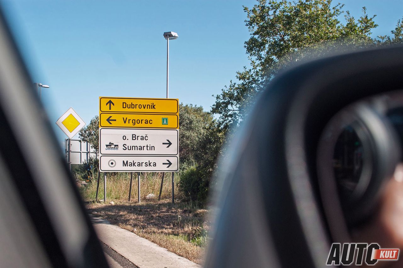 Częste oznaczenia tras i kierunków na konkretne miejscowości są bardzo przydatne dla turystów licznie odwiedzających Chorwację.