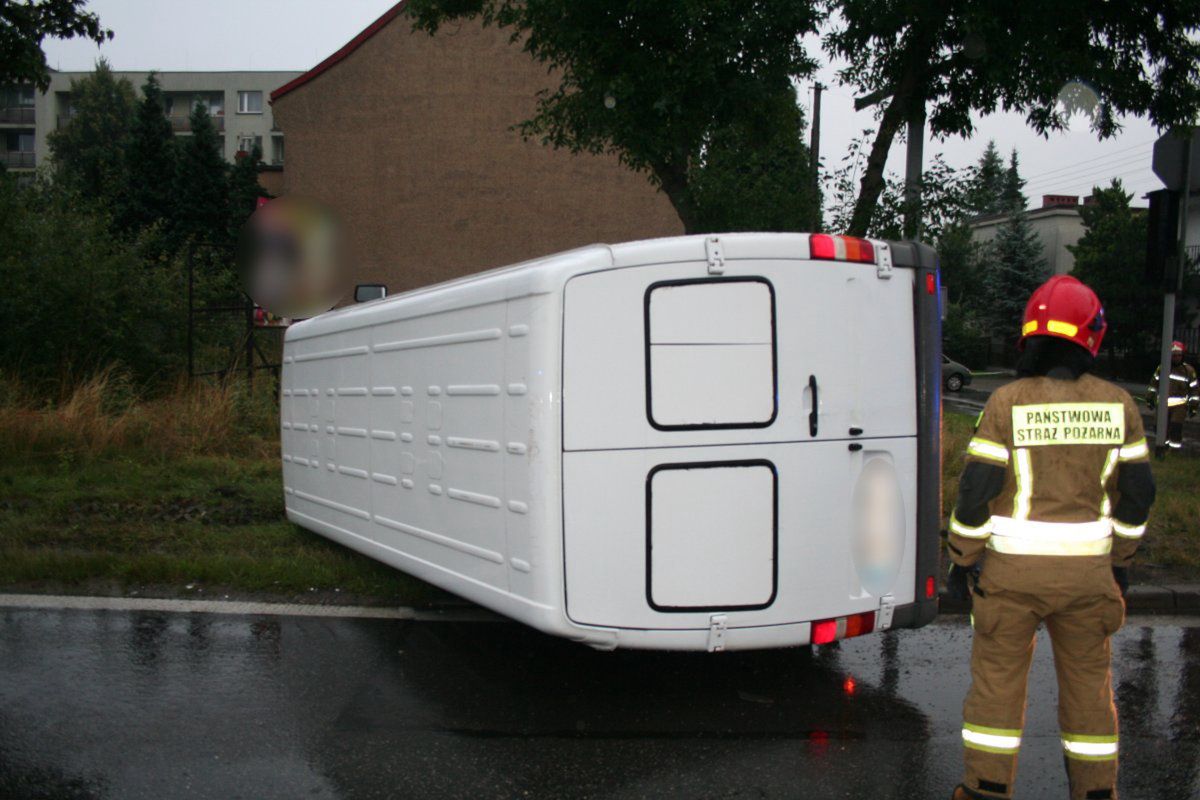 Tarnowskie Góry. O ogromnym szczęściu mogą mówić kierowcy busa i volkswagena, którzy zderzyli się na skrzyżowaniu. 