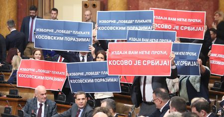 Nowy parlament w Serbii. Opozycja ślubuje na korytarzu