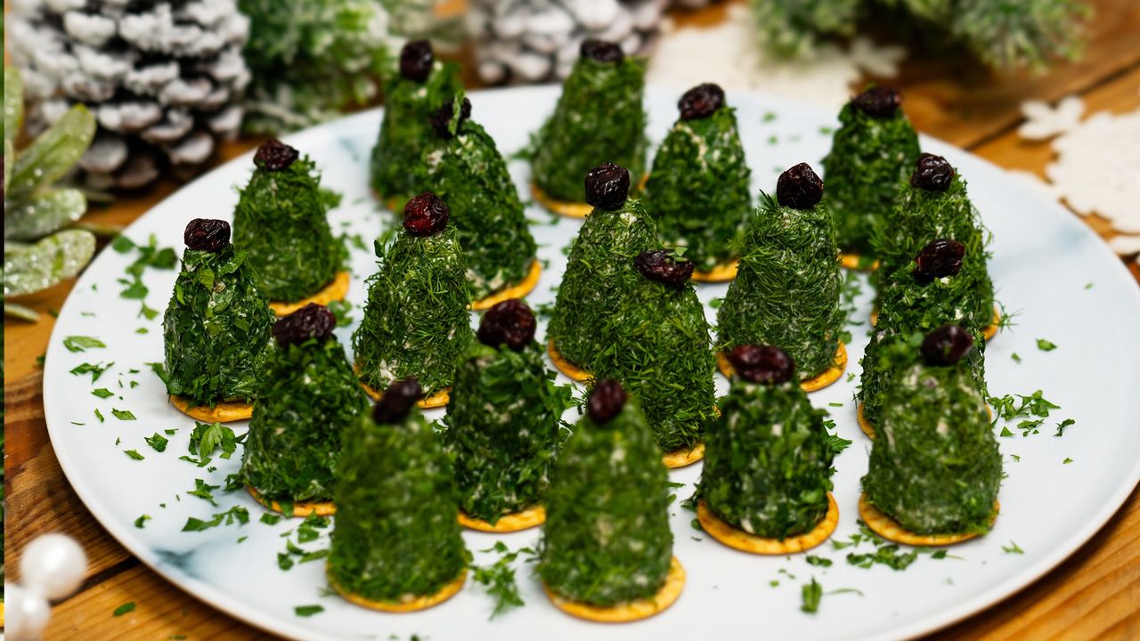 Festive tuna pâté trees: A holiday snack sensation