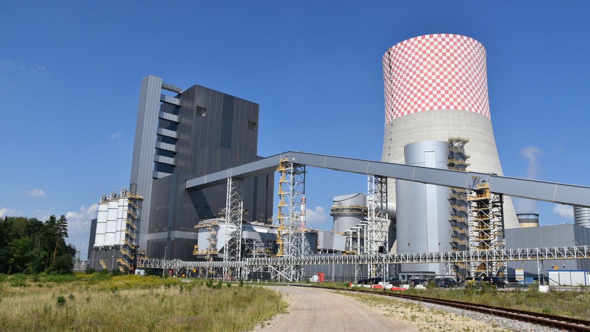 Śląskie AlMaPHOTO: ALBIN MARCINIAK / EAST NEWS 15.08.2022 Polska energia, Nowe Jaworzno Grupa TAURON, Śląsk, chłodnia kominowa,Albin Marciniak