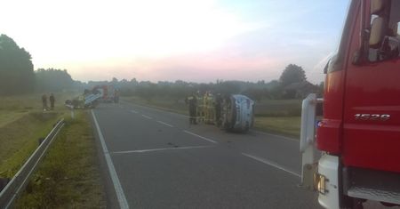 Jechali w tym samym kierunku. Zderzyli się przy wyprzedzaniu. Droga zablokowana