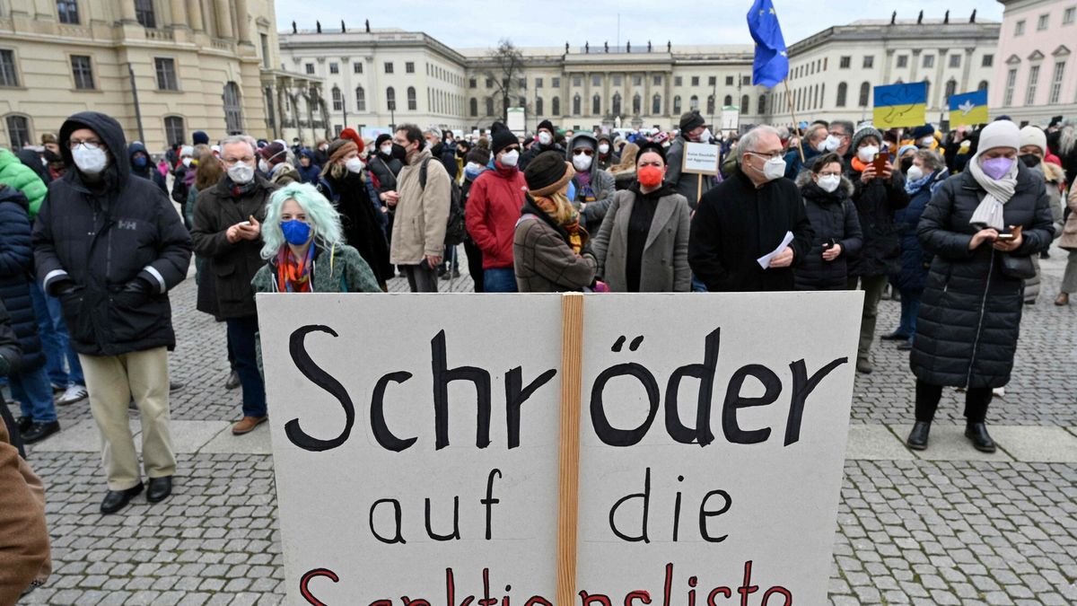 TemporaryAn anti-war protester hold a placard calling for sanctions against former German Chancellor Gerhard Schroeder at the rally by the International Literature festival "For your and for our Freedom! Voices on the War in Ukraine" in Berlin, on March 6, 2022. (Photo by John MACDOUGALL / AFP)JOHN MACDOUGALL