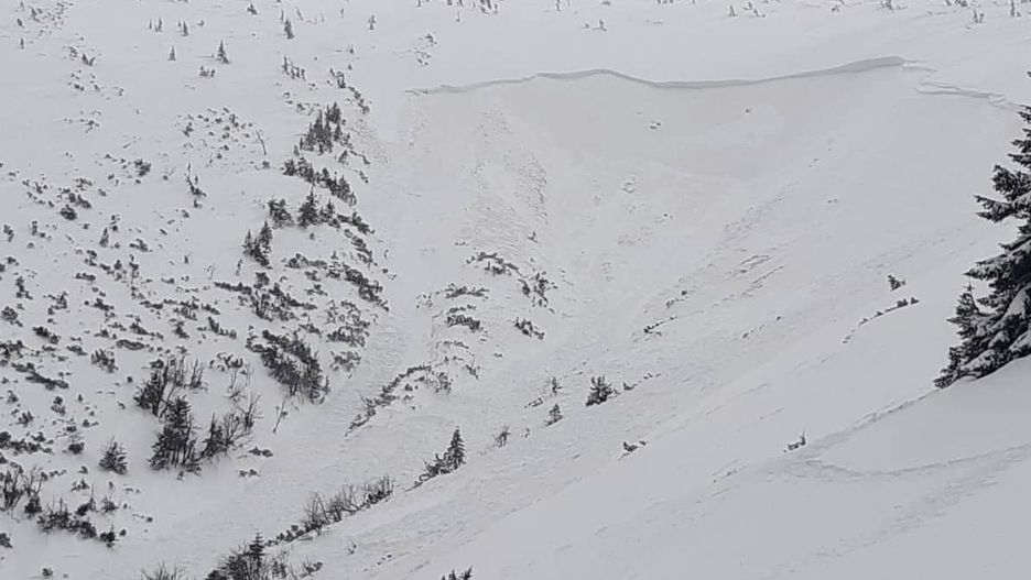 Karkonosze. Lawina w Białym Jarze. W akcji śmigłowce ratownicze