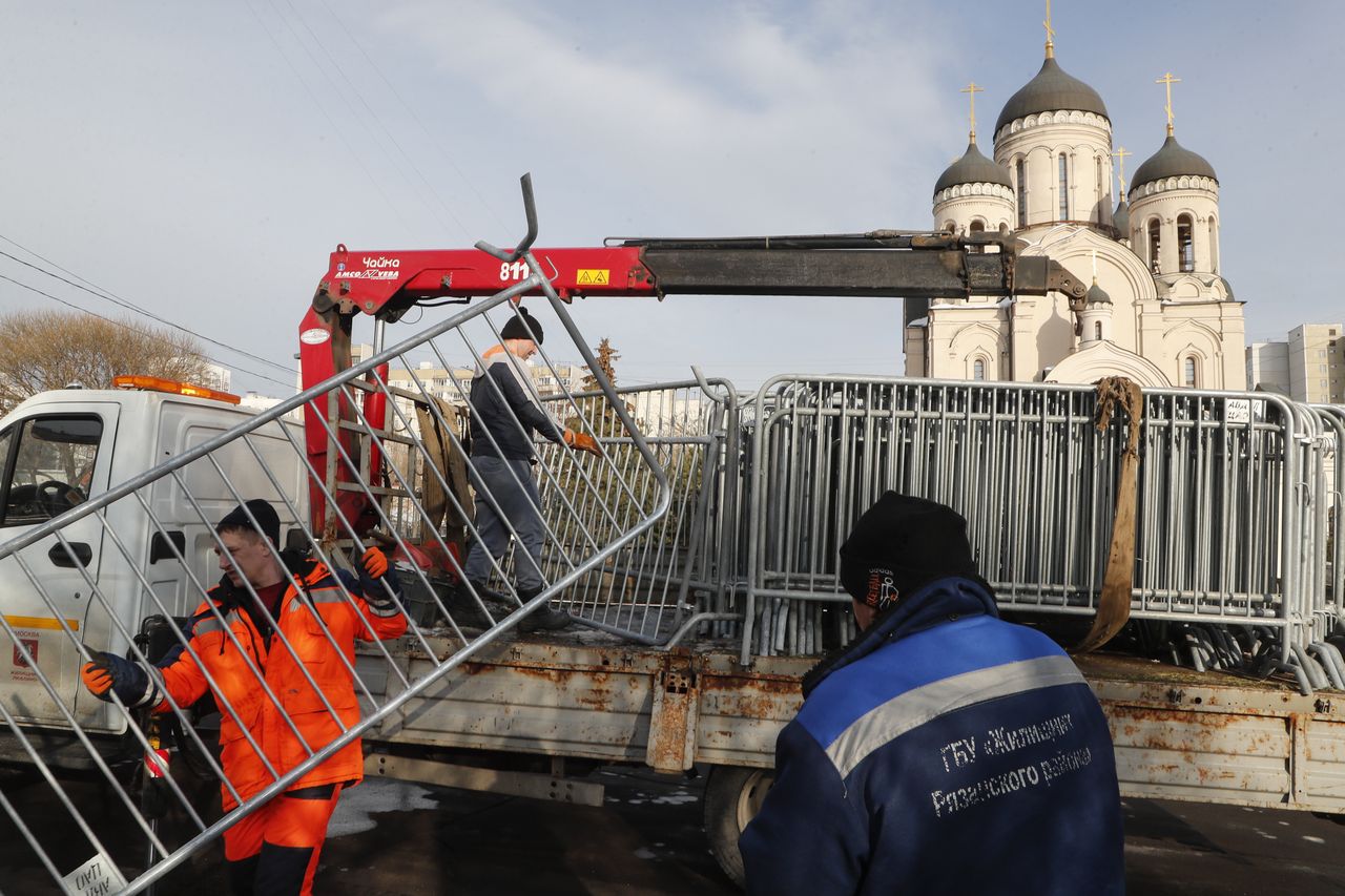 On the road leading from the nearby metro station to the church and cemetery, metal barriers were erected.