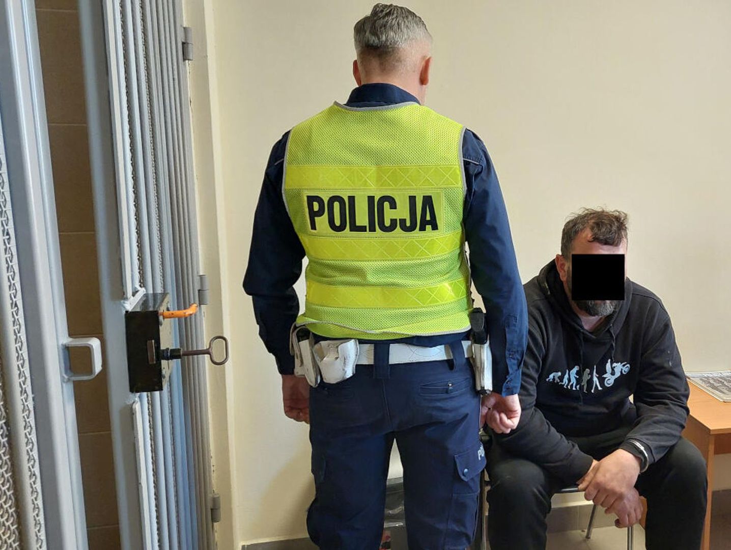 Jechał bez pasów, z auta wyleciały woreczki z narkotykami