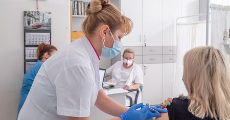 Szczepienia przeciwko COVID-19. Polska na drugim miejscu w Europie i 10. na świecie