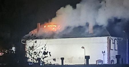 Słupsk: Pożar starej nastawni PKP. Na miejscu osiem zastępów straży