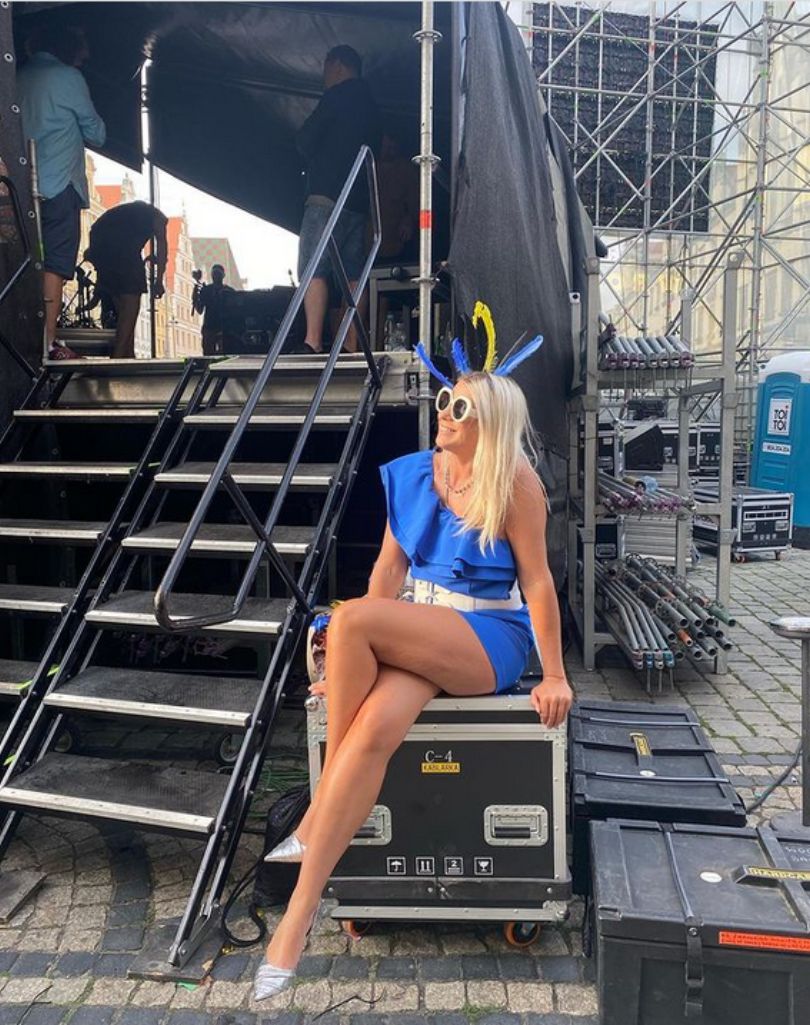 Maria Sadowska pozuje w bikini podczas żeglugi po jeziorze