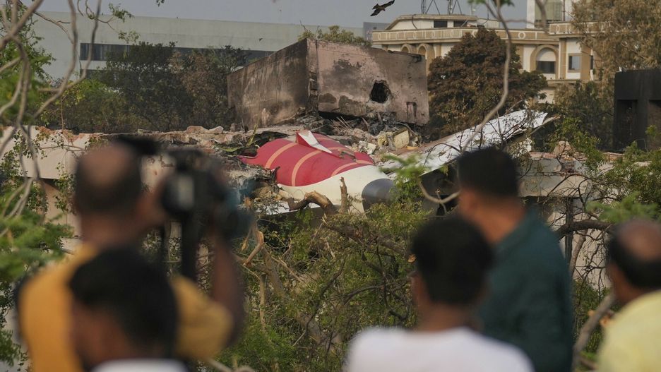 Katastrofa samolotu w Ahmedabadzie w Indiach
Onlookers watch wreckage from Thursday's Air India plane crash lying atop a building in Ahmedabad, India, Saturday, June 14, 2025. (AP Photo/Rafiq Maqbool)
Rafiq Maqbool