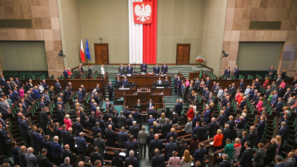 Warszawa, 09.10.2024. Posłowie na sali plenarnej Sejmu w pierwszym dniu posiedzenia izby, 9 bm. w Warszawie. W porządku obrad znalazło się m.in. pierwsze czytanie projektu ustawy budżetowej na 2025 rok. (sko) PAP/Marcin Obara