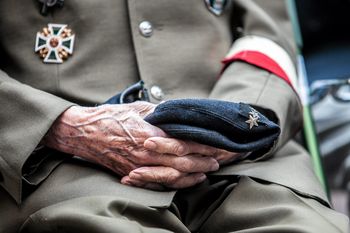 Absurdalna sytuacja w Warszawie. Kombatanci mają problem z wejściem do przychodni