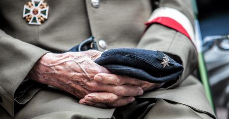 Absurdalna sytuacja w Warszawie. Kombatanci mają problem z wejściem do przychodni