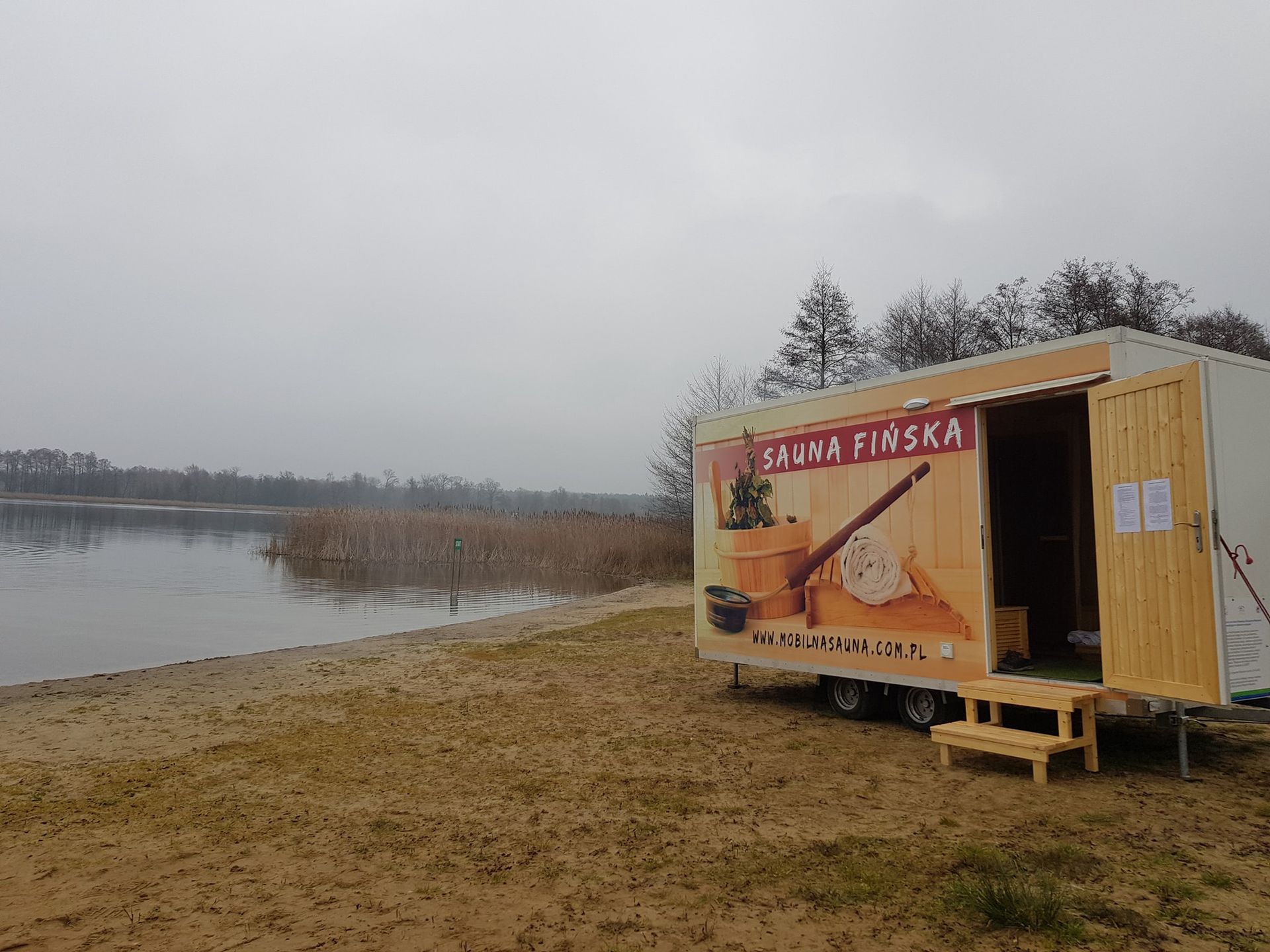 Sauna Pawła Lawskiego.Nie brakuje chętnych do skorzystania z mobilnej sauny 