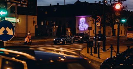 Nowy neon w Lublinie. Apollo zagościł na elewacji budynku Centrum Kultury