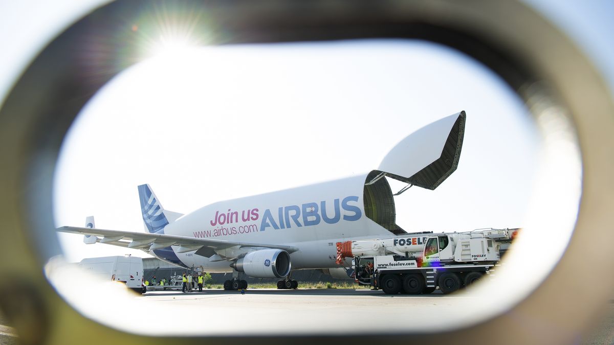 Airbus A300-600ST Beluga podczas załadunku. Umożliwiają go unoszone drzwi o masie dwóch ton. 