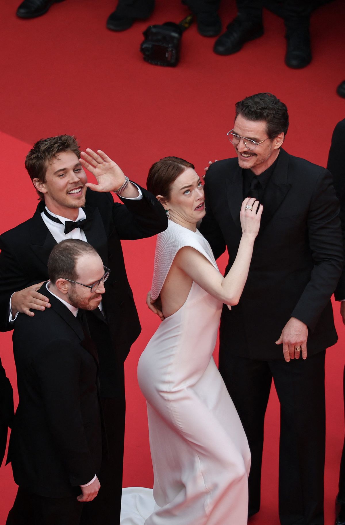 Emma Stone wojuje z PSZCZOŁĄ w Cannes, prezentując serię grymasów