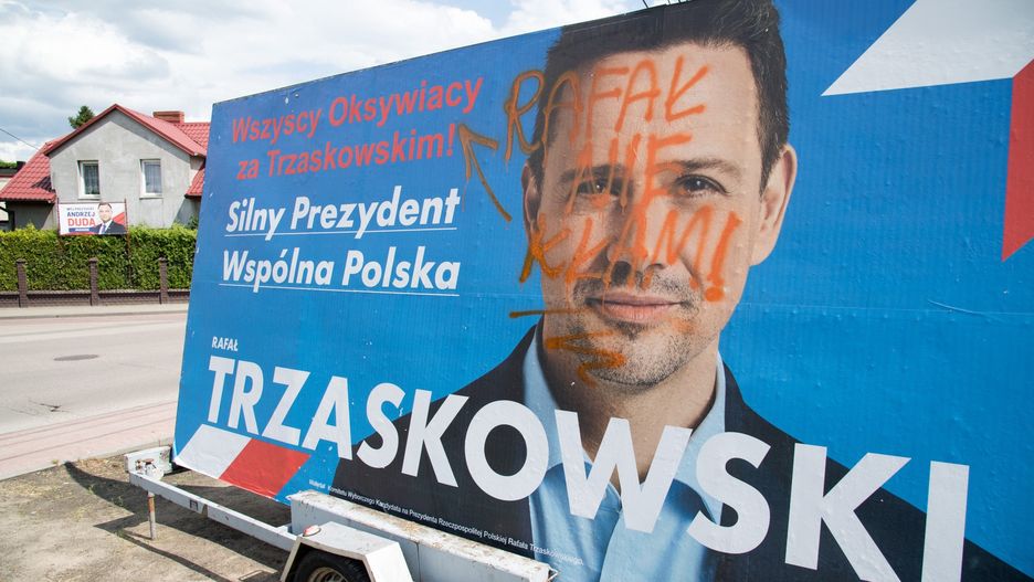 Zdewastowany plakat Rafała Trzaskowskiego