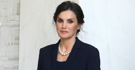 Królowa Letizia zadała szyku. Wybrała elegancką i modną spódnicę oraz dodatki