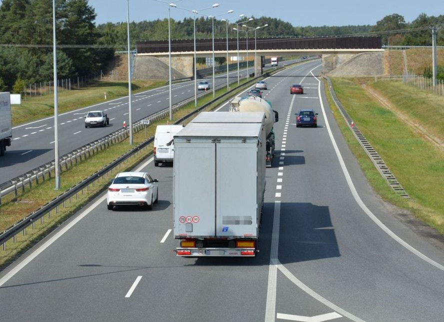 "Wymuszanie" zjazdu na prawy pas poprzez dojeżdżanie do zderzaka przy prędkości 140 km/h może mieć tragiczne skutki