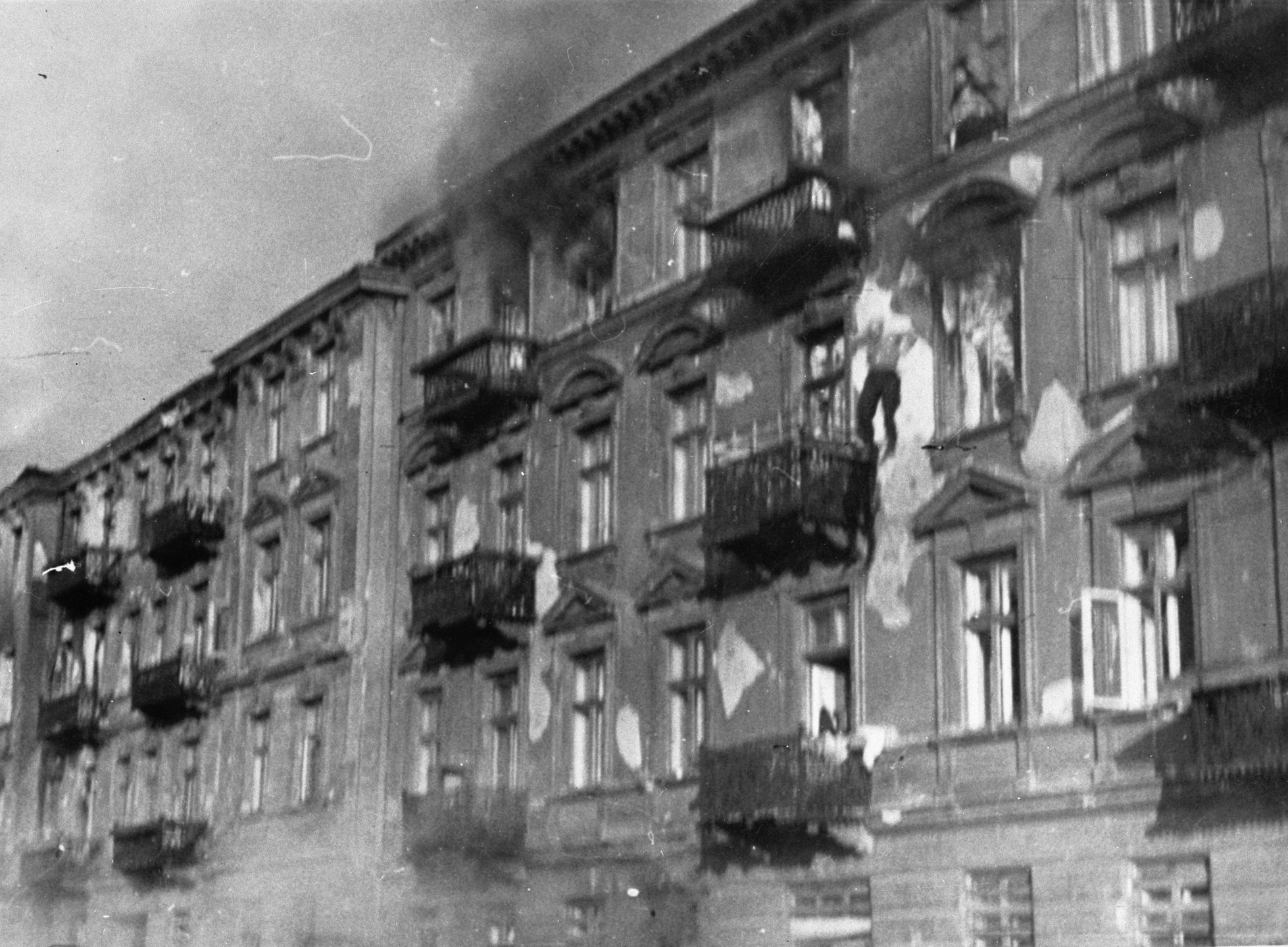 Warszawa.  Powstanie w gettcie nie miało żadnych szans na sukces. Wielu jego uczestników wybrało samobójczą śmierć. Nz. Skaczący z okna płonącego budynku w warszawskim getcie.