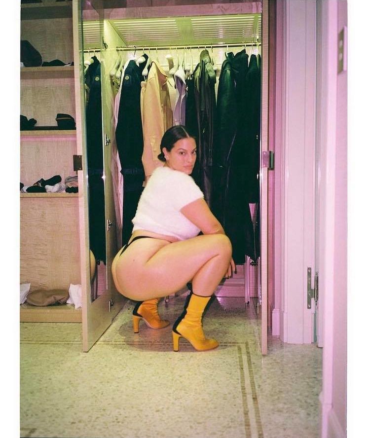 Ashley Graham pokazuje cellulit na udach