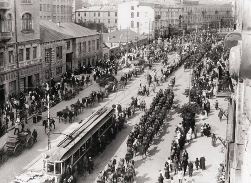 Хрещатик 9 травня 1920 року. Війська на Хрещатику. Важка артилерія повертає, кіннота підходить. Ліворуч бачимо забудову між Прорізною і Думською площею