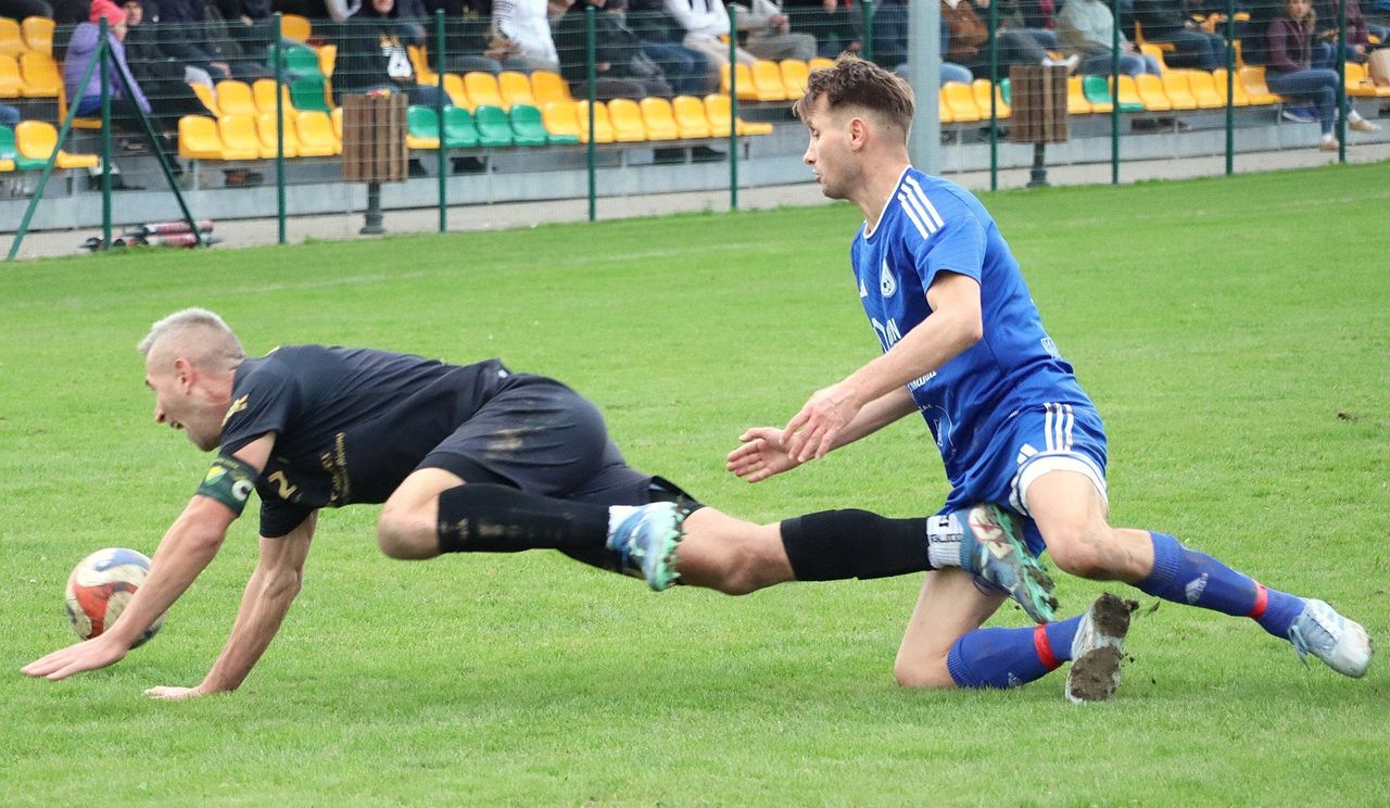 Derby Brzeziny Osiek przeciwko Niwie Nowa Wieś w klimacie horroru, zakończone "filmowym" golem Krzysztofa Jurczaka