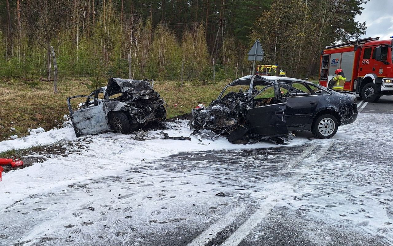 Auta spłonęły. Policja ustaliła, kto był w środku. Tragedia na DK58