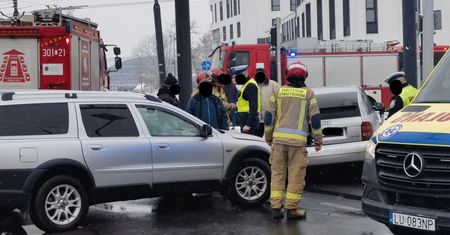 Groźny wypadek na skrzyżowaniu w Lublinie. Ulica zablokowana, trwa akcja służb ratunkowych [ZDJECIA]